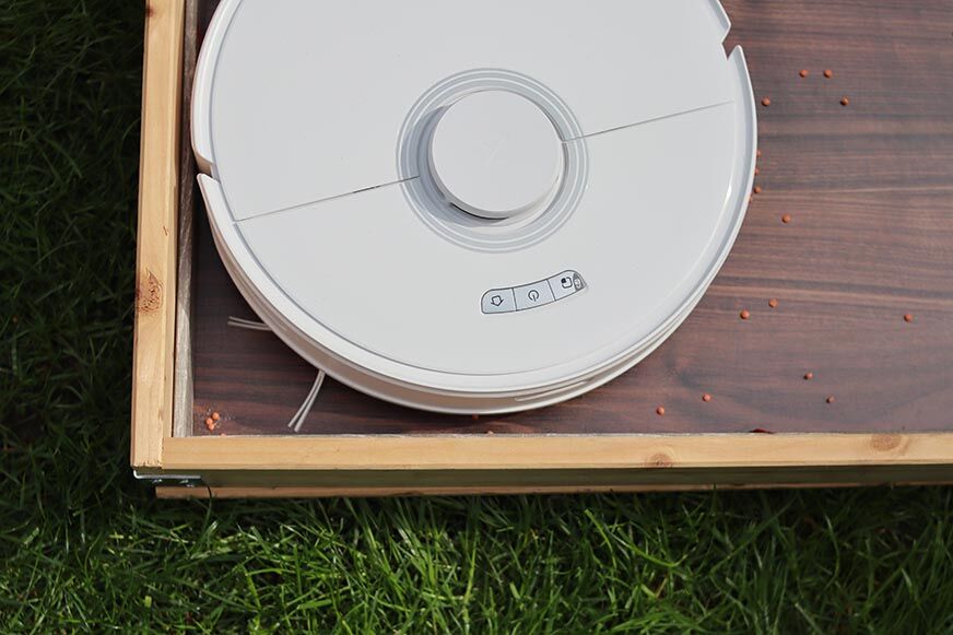 Roborock Q7 Max убирает в углу